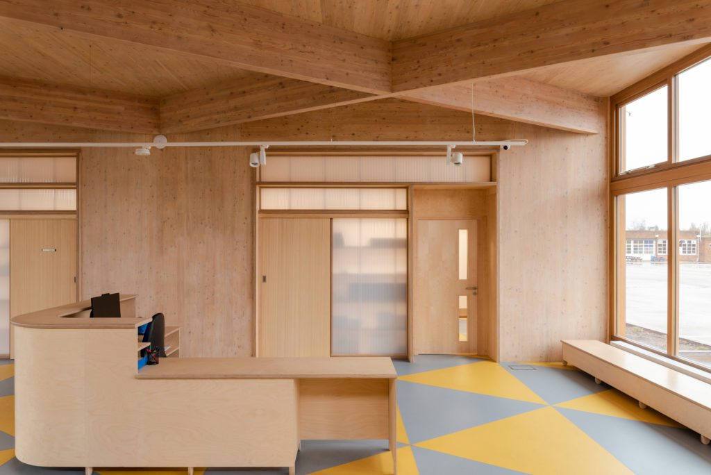 Шкільна приймальня, Англія